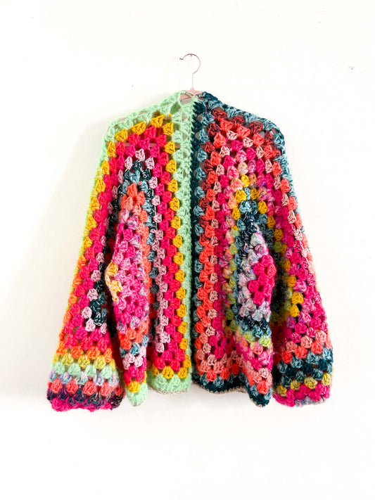 bunte Strickjacke in Rückansicht
