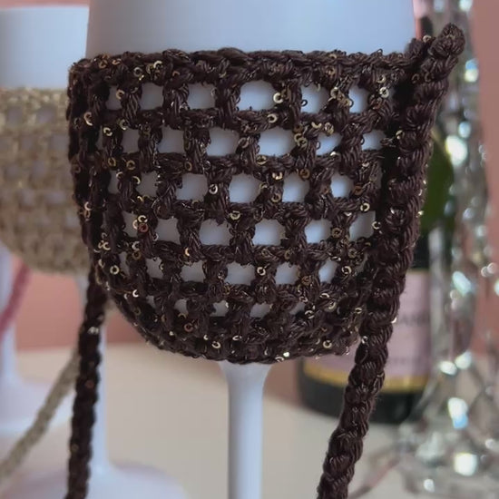 Video mit Nahaufnahme einer braunen weinglastasche mit Pailleten die funkeln und glitzern