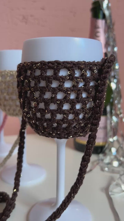 Video mit Nahaufnahme einer braunen weinglastasche mit Pailleten die funkeln und glitzern