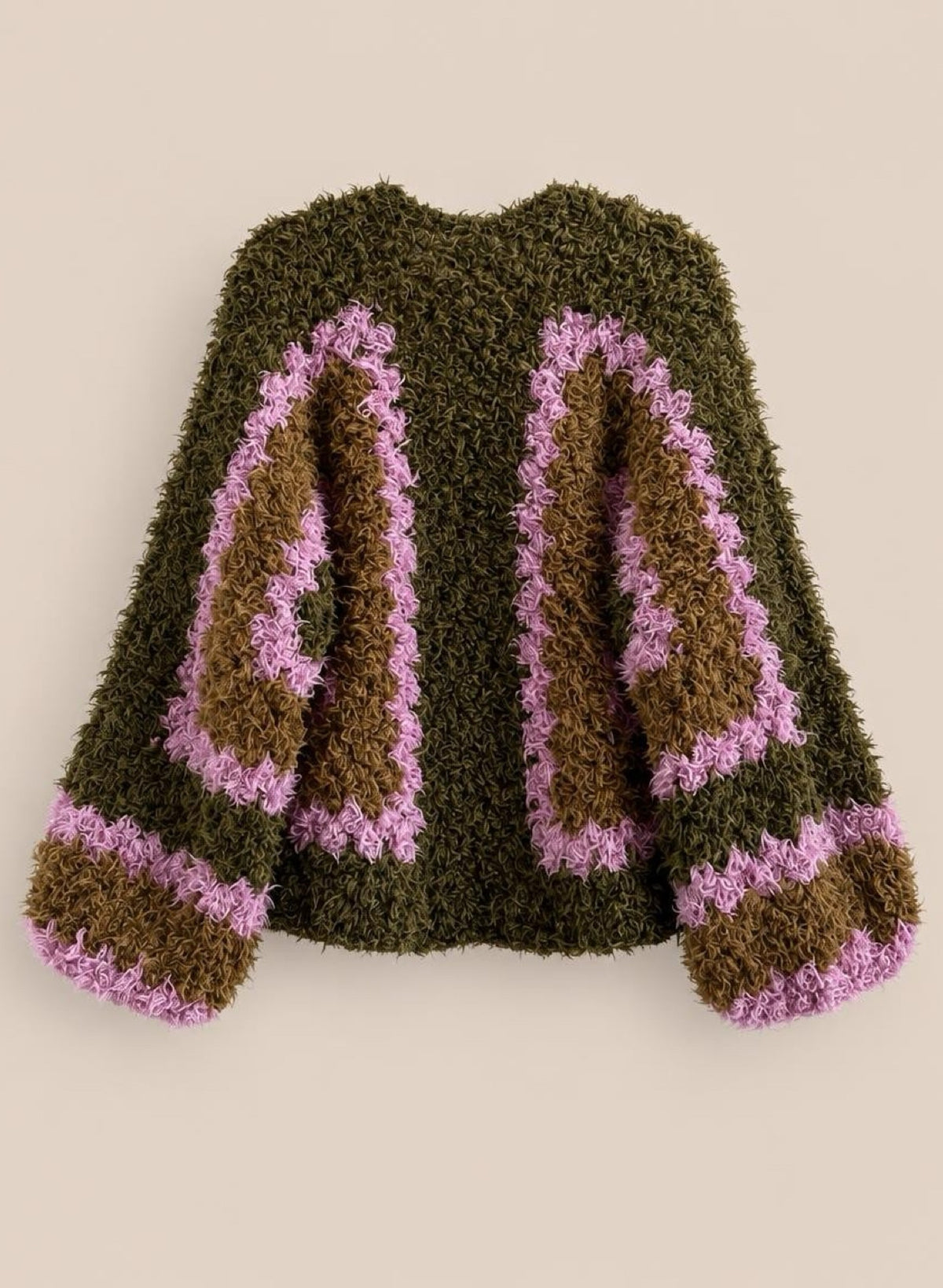 Rückansicht der Strickjacke in Fell-Optik: olivgrüner Rücken mit zwei rosa-braunen Bögen und gestreiften Ärmelenden