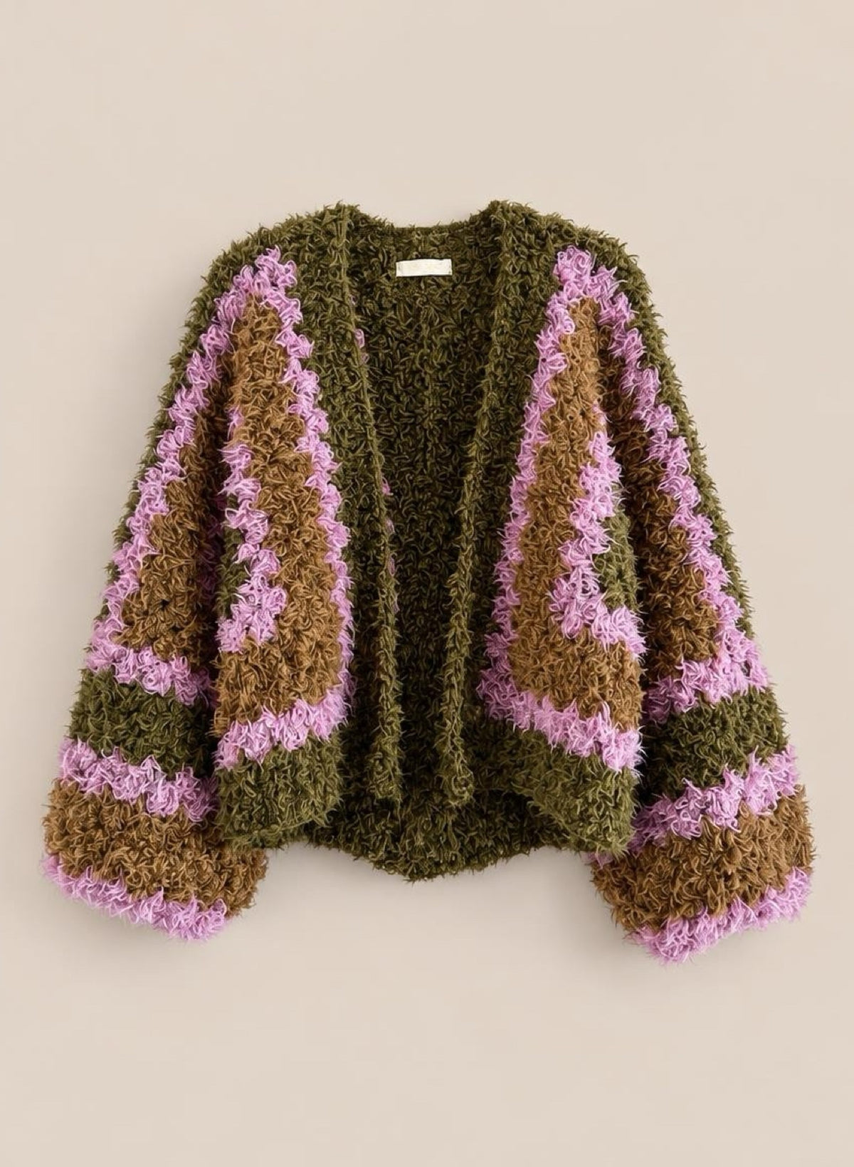 Vorderansicht der olivgrünen Strickjacke aus Wolle mit rosa-braunen Bogenmustern und weiten Ärmeln vor beigem Hintergrund