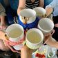 Freundinnen stoßen mit Sekt an und feiern Junggesellenabschied