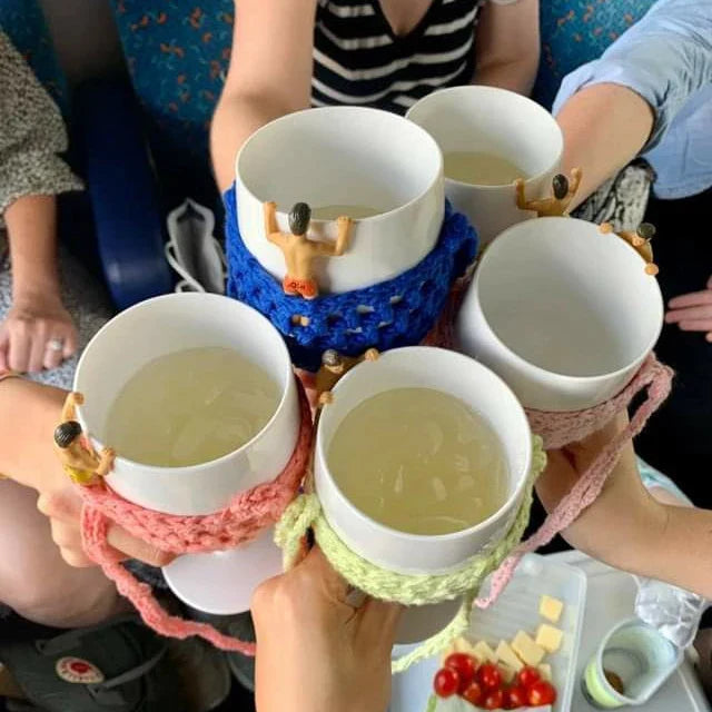 Freundinnen stoßen mit Sekt an und feiern Junggesellenabschied